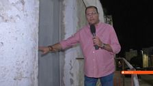 Antonio Gómez muestra por dónde accedían al cuartel de Brull donde 30 inmigrantes han sido desalojados en Ceuta