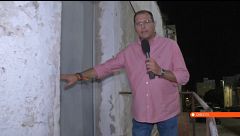Antonio Gómez muestra por dónde accedían al cuartel de Brull donde 30 inmigrantes han sido desalojados en Ceuta