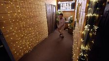 Adrián empieza con mal pie, literalmente, su cita: casi se cae haciendo el moonwalk