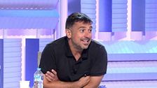 Ramón Espinar bromea con Nacho Abad tras su entrevista a Ayuso: "Esperaba una silla de masaje, como la que le pusisteis a ella"