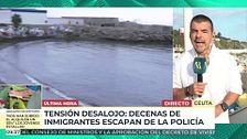 Tensión en Ceuta durante el desalojo de playa Benítez: decenas de inmigrantes escapan de la policía
