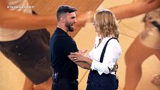 Suso baila con Sandra Barneda en plató para explicar la diferencia entre un baile "cultural" y otro "preliminar"