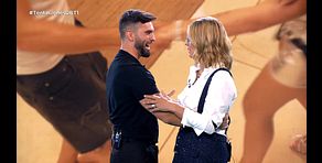 Suso baila con Sandra Barneda en plató para explicar la diferencia entre un baile "cultural" y otro "preliminar"
