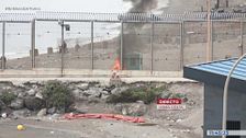 La policía de Marruecos quema las pertenencias de los inmigrantes que cruzan la frontera