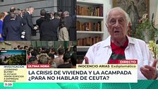 Inocencio Arias, exdiplomático, se pone una camiseta para recordar "el desastre de este Gobierno"