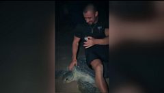 Un influencer y su pareja, acusados por maltrato animal tras publicar un vídeo sentados encima de una tortuga marina
