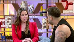 Estefanía se queda ojiplática al ver que un admirador se ha tatuado su cara en el brazo: “No puede ser”