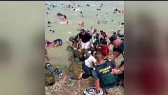 Las nuevas imágenes del asalto a Ceuta muestran intentos de ahogar a vulnerables para quedarse los flotadores