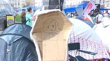 Los acampados de Sol quitan el ataúd de Ayuso en directo en ‘En boca de todos’: “No se permite ningún tipo de odio”