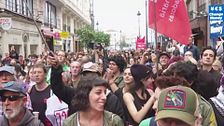 En directo | Cientos de personas abandonan la acampada de Sol para rodear el Congreso
