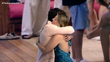 Claudia Chacón sorprende al dar un abrazo a Kiko en plató y explica el motivo: "Creo que ese es tu problema"