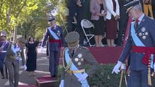 El momento en el que el rey Felipe avisa a la princesa Leonor de la caída de su Toisón de Oro en pleno desfile del Día de la Hispanidad