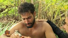 Asraf, muy preocupado por la situación de Isa Pantoja fuera, rompe a llorar