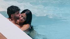 Gema y Javi comparten caricias y mucho cariño en la piscina