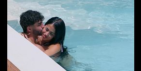 Gema y Javi comparten caricias y mucho cariño en la piscina