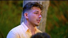 Miguel se rompe en la hoguera al enterarse de que Mara y Juanpi comparten villa, al completo