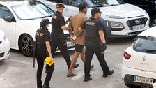 El momento en el que la Policía lleva al asesino de su pareja en Benidorm a la escena del crimen