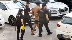 El momento en el que la Policía lleva al asesino de su pareja en Benidorm a la escena del crimen