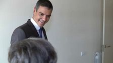 El consejo de una mujer a Pedro Sánchez al entrar en un piso asequible en Barcelona: "Hay que poner sal y aceite"