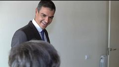 El consejo de una mujer a Pedro Sánchez al entrar en un piso asequible en Barcelona: "Hay que poner sal y aceite"