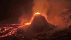 Las imágenes del volcán Kilauea en erupción: chorros de lava de hasta 300 metros de altura fluyendo del cráter