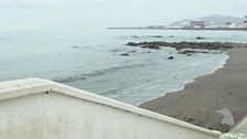 El contraste de las dos zonas de la playa Benítez de Ceuta tras la retirada de seis toneladas de basura