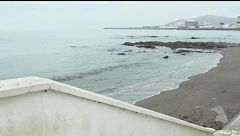 El contraste de las dos zonas de la playa Benítez de Ceuta tras la retirada de seis toneladas de basura