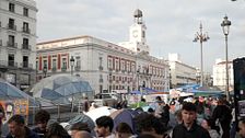 La acampada de la Puerta de El Sol en Madrid, pendiente de la decisión de Moncloa por el ‘decreto Maricarmen’