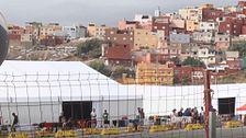 El desalojo de más de 300 migrantes de la playa Benítez, en Ceuta: el proceso y su identificación