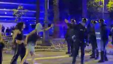 El momento de tensión entre una manifestante y un antidisturbios en Barcelona: le echa spray y el agente le golpea