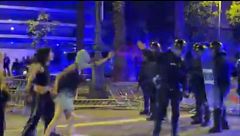 El momento de tensión entre una manifestante y un antidisturbios en Barcelona: le echa spray y el agente le golpea
