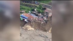 Las terribles imágenes que dejan las riadas en Nepal: casas arrastradas y edificios cayendo al vacío