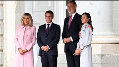 Felipe VI y Letizia reciben a los Macron en el Palacio Real: una bienvenida marcada por el protocolo