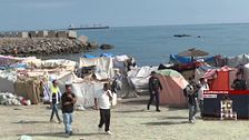 Al menos 200 migrantes huyen voluntariamente de Ceuta por el riesgo de inundación en playa Benítez