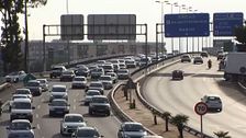 Las normas de la DGT que entran en vigor en España: nace el carril de emergencia obligatorio