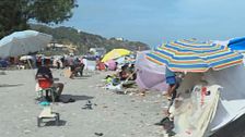Dos meses después de la entrada masiva de miles de migrantes a Ceuta, la playa de El Trampolín se convierte en el epicentro de la crisis
