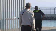 Abdulá, de 16 años, regresa entre lágrimas a Marruecos desde Ceuta tras la muerte de su tía: "Me encantaría poder volver a nado"