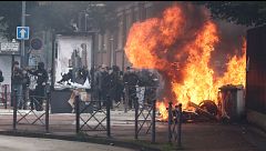 Tensión en las calles de Francia: institutos ardiendo y cargas policiales por los recortes en educación