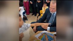 Un niño sorprende al rey Felipe al decirle lo que más le gusta del colegio en Ceuta: "¿Has visto lo que te ha dicho?"