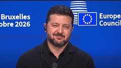 Zelenski responde en silencio, pero con una sonrisa, sobre si Trump le usa de chivo expiatorio de sus problemas internos