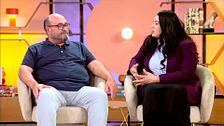 Khadija agradece a Agustín y a su mujer su ayuda por la lucha de las mujeres afganas