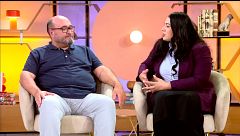 Khadija agradece a Agustín y a su mujer su ayuda por la lucha de las mujeres afganas
