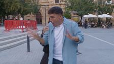 El tremendo susto del cantante Follana a Xuso Jones en Murcia para anunciar el especial de Halloween de 'Lo sabe, no lo sabe'