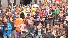 La acampada de la Puerta de El Sol de Madrid marcha hacia el Congreso, pendiente de la votación de los decretos de vivienda