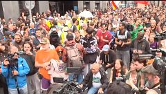 La acampada de la Puerta de El Sol de Madrid marcha hacia el Congreso, pendiente de la votación de los decretos de vivienda