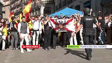 Tenso altercado en la Puerta del Sol entre los acampados y grupos de extrema derecha: la policía interviene por la gravedad de la situación