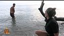 Yola propone a Asraf un baño desnudo bajo la luna, mientras Barranco y Rosa critican su actitud: "Le baila el agua"