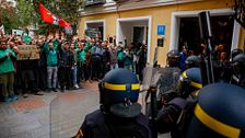 Ayuso, obligada a salir escoltada de un acto por "motivos de seguridad" ante una protesta multitudinaria por la educación