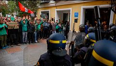Ayuso, obligada a salir escoltada de un acto por "motivos de seguridad" ante una protesta multitudinaria por la educación