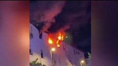 Evacuan a dos personas tras un incendio en una vivienda en Los Pajaritos, Sevilla: un hombre se lanzó de un tercer piso